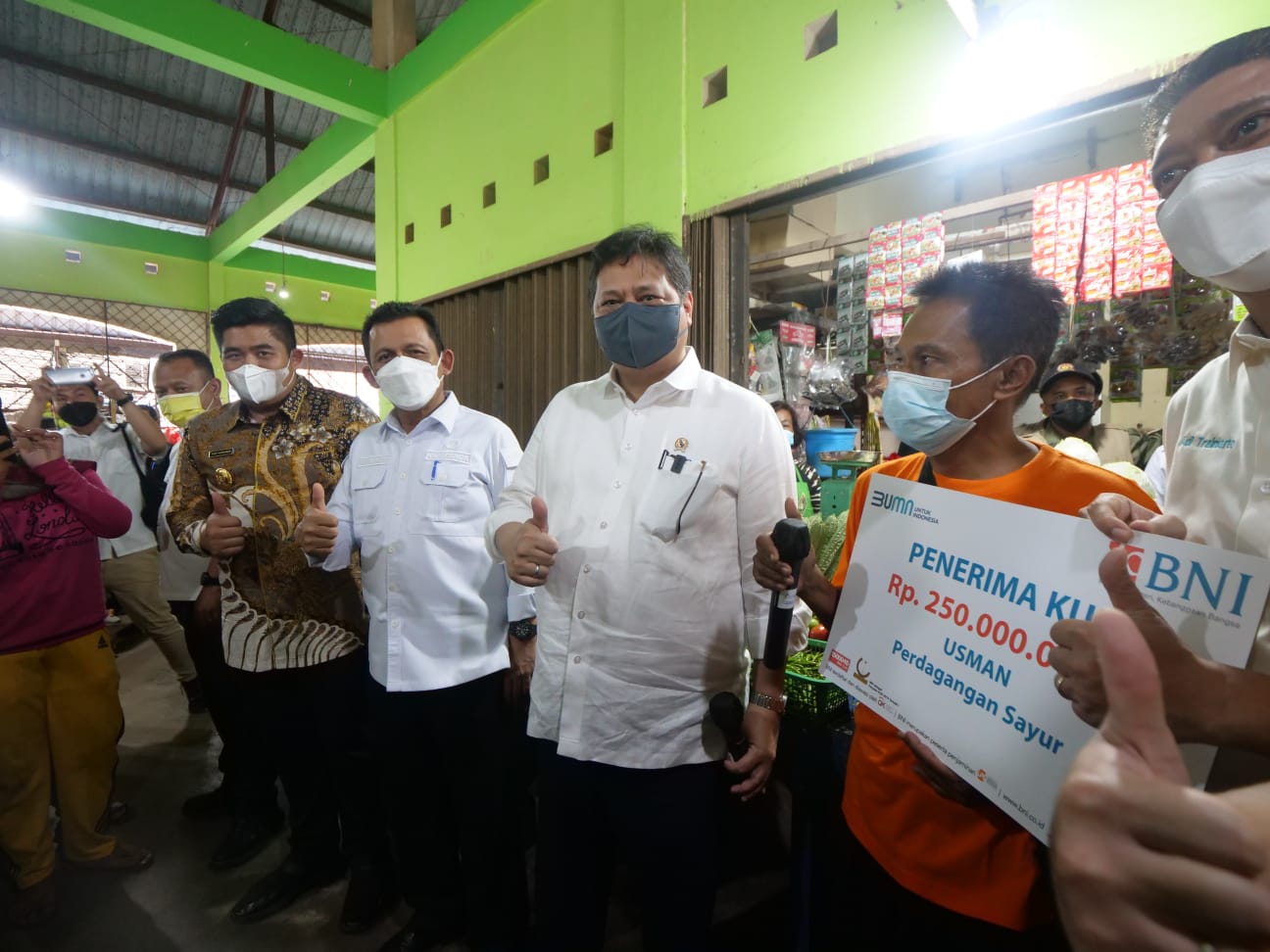 Airlangga Hartarto Serahkan Bantuan KUR Untuk Pedagang Di Bintan