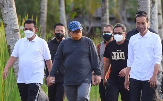 Nikmati Pagi,Presiden Jokowi dan Gubernur Ansar Olahraga Bersama