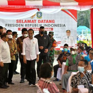 Presiden Jokowi Didampingi Gubernur Ansar Tinjau Vaksinasi Booster di Bintan