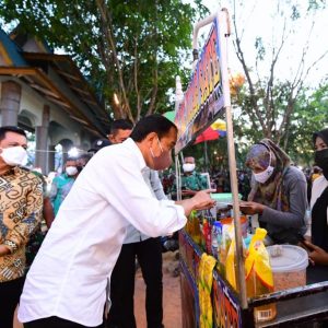 Presiden Jokowi Bagikan Bantuan Pedagang di Taman Batu 10
