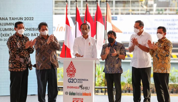 Presiden Jokowi Didampingi Gubernur Kepri Melepas Ekspor SGA Perdana Tahun 2022