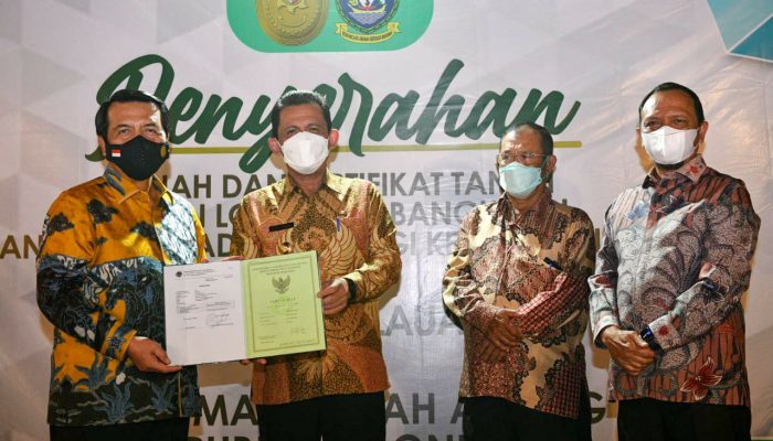 Pembangunan PTA Dan PT, Gubernur Ansar Serahkan Sertifikat Lahan Kepada Ketua MA