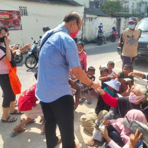 Pandemi Covid-19 Tidak Halangi Tradisi Bagi Angpao Di Vihara Bahtra Sasana