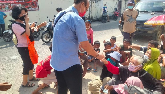 Pandemi Covid-19 Tidak Halangi Tradisi Bagi Angpao Di Vihara Bahtra Sasana