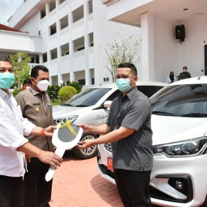 Gubernur Ansar Serahkan Bantuan 4 Unit Kendaraan Operasional 3 Yayasan di Tanjungpinang