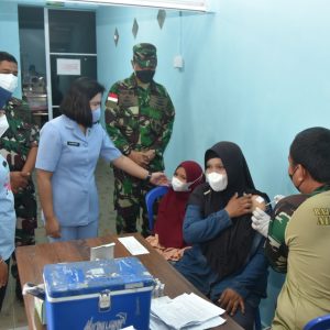 131 Warga Bintan Ikuti Serbuan Vaksinasi Tim Kesehatan Lanud RHF