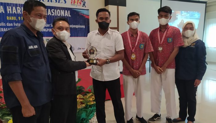 SMA 2 Tanjungpinang Rebut Piala Bergilir PWI Tanjungpinang