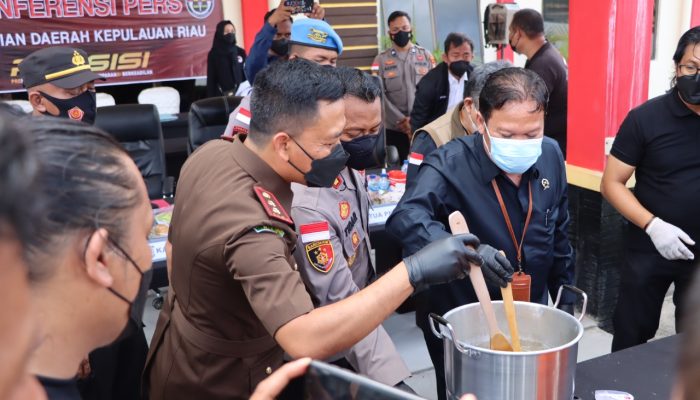 Barang Bukti 2 Kilo Gram Sabu Dari Dua Tersangka Jaringan Malaysia Dimusnahkan 