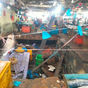 Meski Lantai Ambruk, Pedagang Ikan Masih Berjualan
