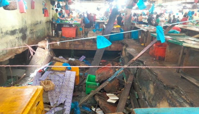 Meski Lantai Ambruk, Pedagang Ikan Masih Berjualan