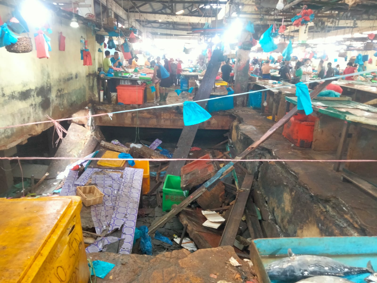 Meski Lantai Ambruk, Pedagang Ikan Masih Berjualan