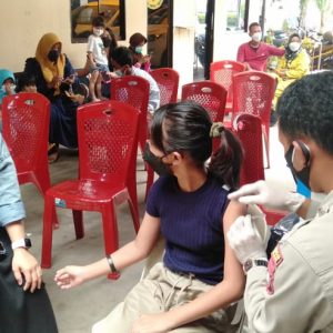 Ratusan Masyarakat Ikuti Vaksinasi Di Polsek Bintan Timur 