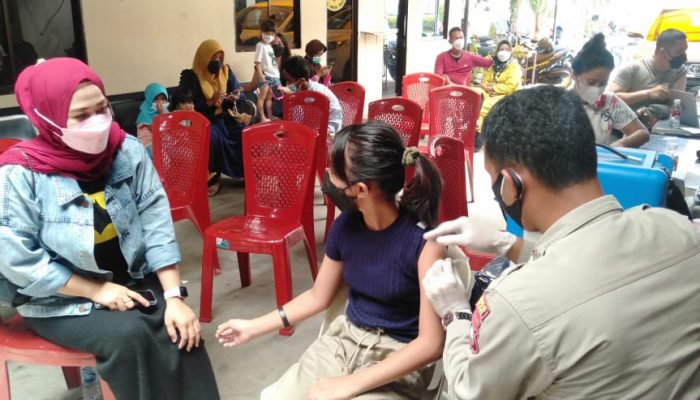 Ratusan Masyarakat Ikuti Vaksinasi Di Polsek Bintan Timur 
