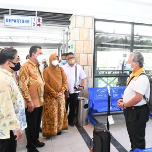 Gubernur Kepri Sambut Wisman Pertama Asal Singapura di Nongsapura Batam