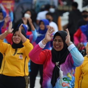 Peringati Hari Kanker dan Hari Sampah 2022, Gubernur Ansar Ikut Senam Maumere