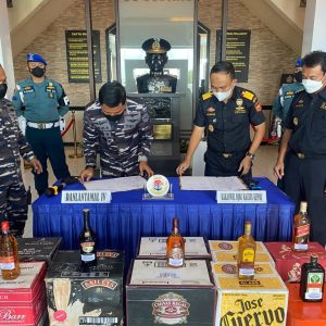 Danlantamal IV Serahkan Barbuk 850 Dos Mikol Ilegal Ke Kakanwil DJBC Kepri