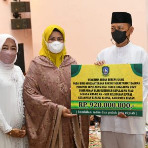 Gubernur Ansar Serahkan Bantuan Rp920 Juta Untuk Masjid An-Nur Kawal