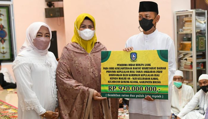 Gubernur Ansar Serahkan Bantuan Rp920 Juta Untuk Masjid An-Nur Kawal