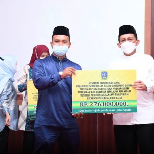 Gubernur Ansar Serahkan Bantuan Hibah Rumah Ibadah se Kota Batam
