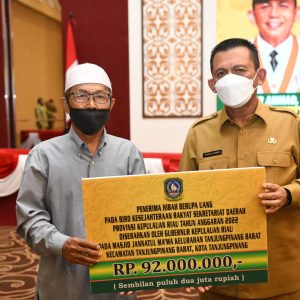 Gubernur Ansar Serahkan Bantuan Hibah Rumah Ibadah dan Organisasi Islam se Tanjungpinang