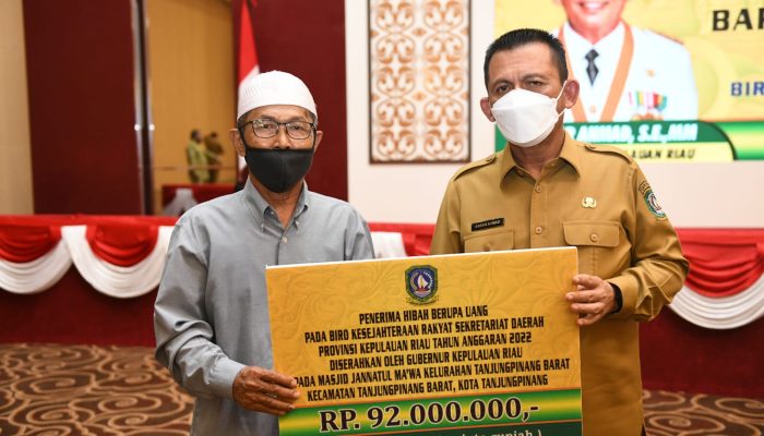 Gubernur Ansar Serahkan Bantuan Hibah Rumah Ibadah dan Organisasi Islam se Tanjungpinang