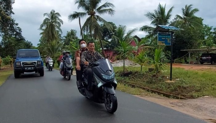 Naik Motor Warga, Roby Sambangi Rumah Rumah Bagikan Paket Sembako