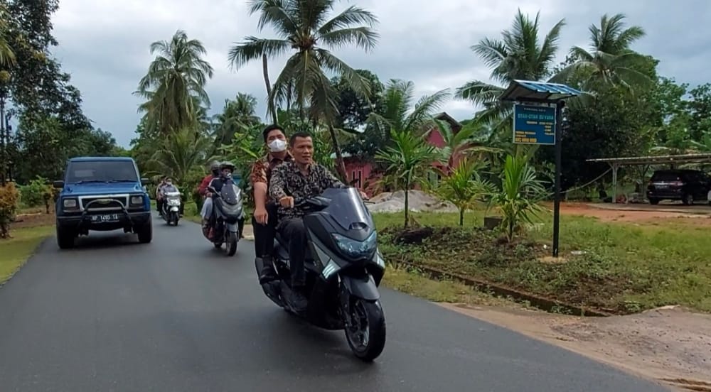 Naik Motor Warga, Roby Sambangi Rumah Rumah Bagikan Paket Sembako