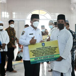 Gubernur Ansar Peringati Isra’ Mi’raj dan Serahkan Dana Hibah di Karimun