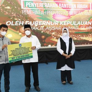 Gubernur Ansar Serahkan Bantuan Hibah Rp2,04 Miliar Untuk Rumah Ibadah Dan Yayasan Di Bintan 