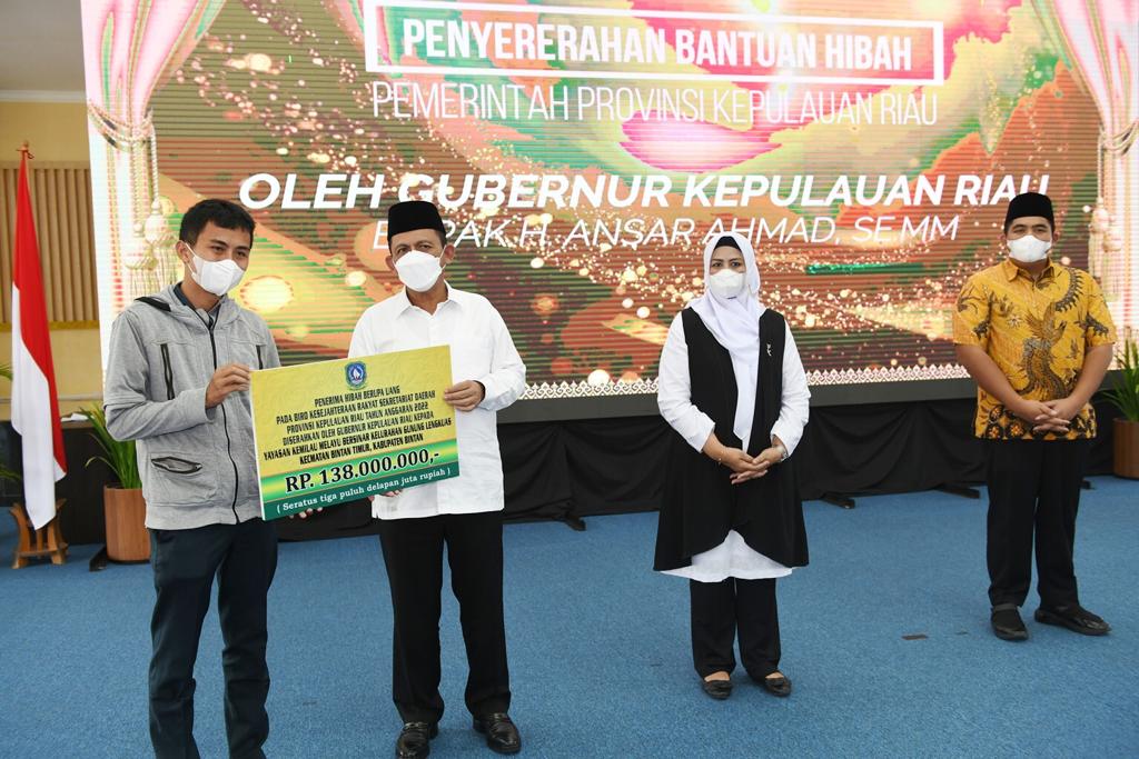 Gubernur Ansar Serahkan Bantuan Hibah Rp2,04 Miliar Untuk Rumah Ibadah Dan Yayasan Di Bintan 