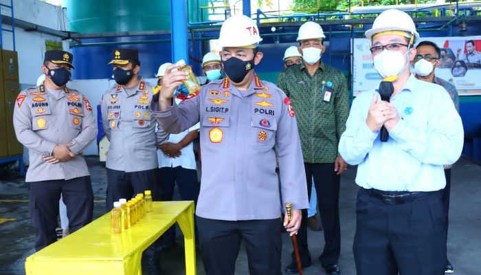 Pastikan Stok Dan Harga Migor Sesuai HET, Kapolri Tinjau Pabrik Migor Di Bali