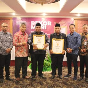 Suhatri Bur Bupati Padangpariaman Raih Penghargaan Sahabat Pers Indonesia dari SMSI