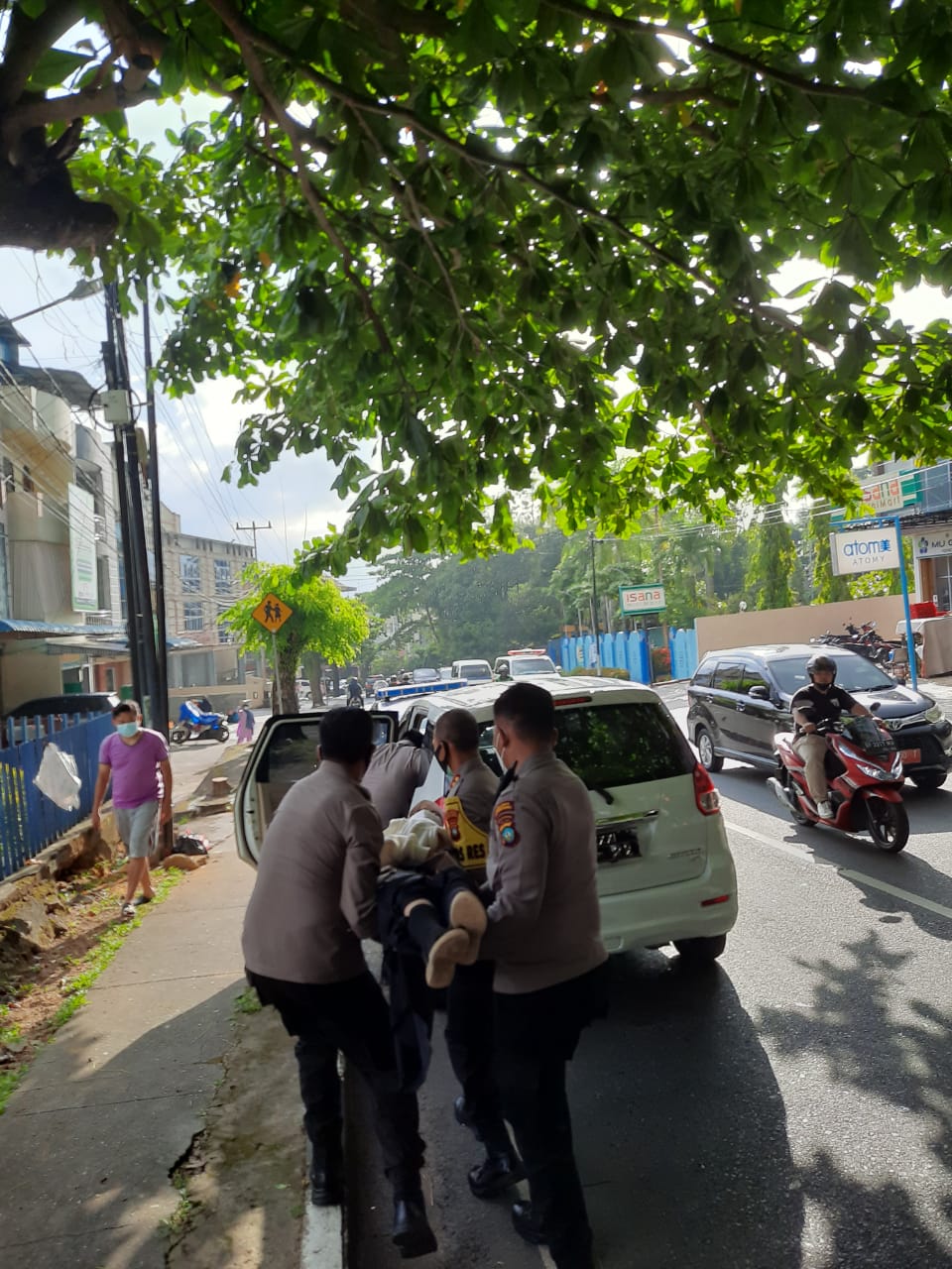 Kapolres Tanjungpinang Bantu Korban Lakalantas