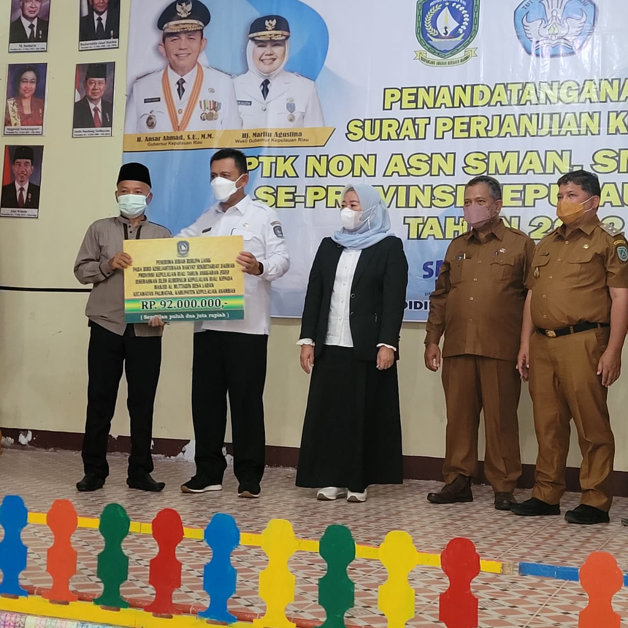 Gubernur Ansar Serahkan Bantuan Hibah Rumah Ibadah Dan Yayasan Rp851Juta di Anambas