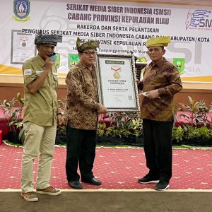 Gubernur Ansar Terima Penghargaan Sahabat Pers Indonesia