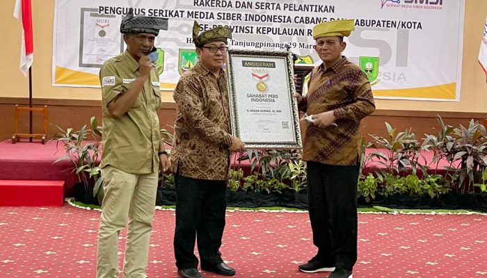 Gubernur Ansar Terima Penghargaan Sahabat Pers Indonesia