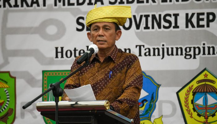 Gubernur Ansar Dianugerahi Sebagai Sahabat Pers Indonesia Oleh SMSI