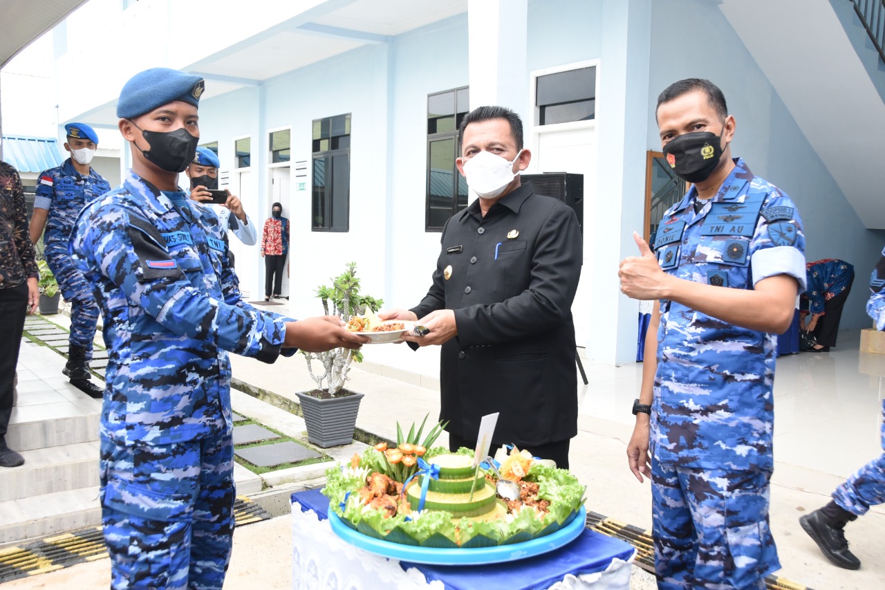 HUT TNI AU Ke – 76, Lanud RHF Gelar Serbuan Vaksinasi, Bansos Dan Syukuran