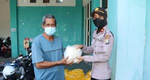 Vaksinasi Lansia, Polres Tanjungpinang Bagikan Beras Gratis