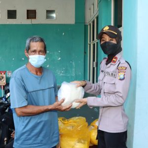 Vaksinasi Lansia, Polres Tanjungpinang Bagikan Beras Gratis