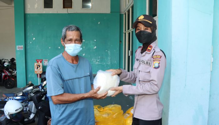Vaksinasi Lansia, Polres Tanjungpinang Bagikan Beras Gratis