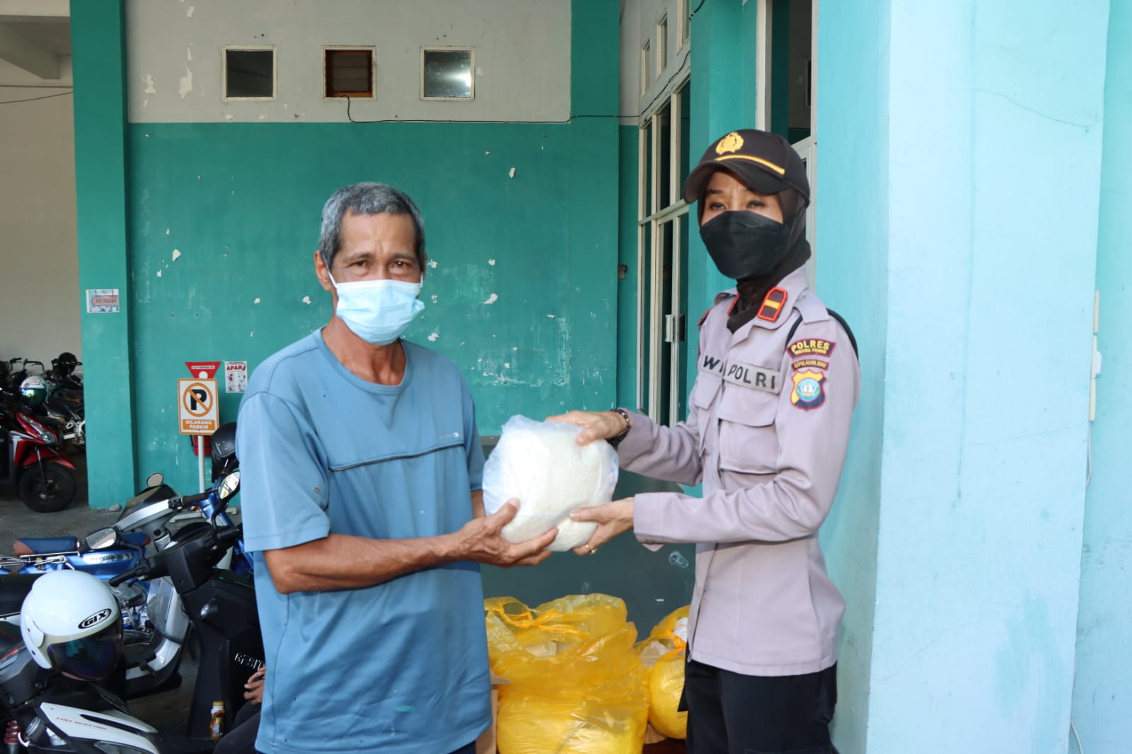 Vaksinasi Lansia, Polres Tanjungpinang Bagikan Beras Gratis