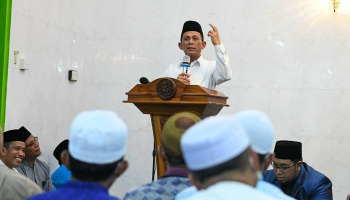 Safari Ramadhan di Masjid At-Taqwa, Gubernur Ansar : Momentum Perbaiki Diri