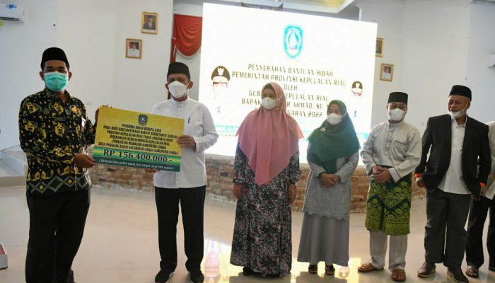Gubernur Serahkan Bantuan Hibah Keagaaman &  SK PTK Non ASN Lingga