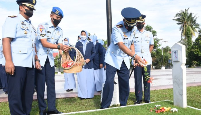 Jelang HUT Ke-76 TNI AU, Lanud RHF Ziarah ke Taman Makam Pahlawan Pusara Bhakti