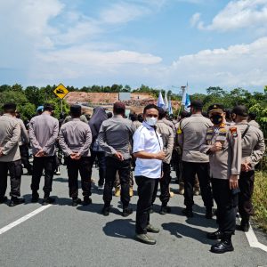 2 Pleton Personil Polres Bintan Amankan Aksi Unjuk Rasa Di DPRD Kepri