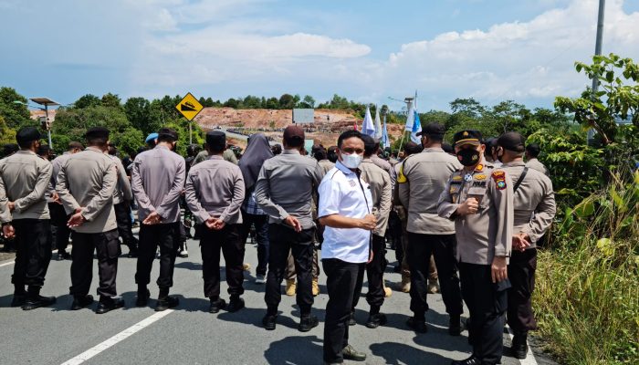 2 Pleton Personil Polres Bintan Amankan Aksi Unjuk Rasa Di DPRD Kepri