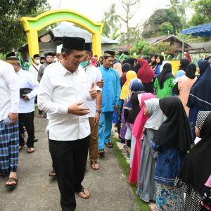 Safari Ramadhan ke Pangkil, Gubernur Ansar Salurkan Dana Zakat Dan Bantuan Masker