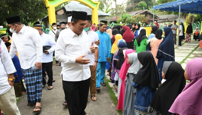 Safari Ramadhan ke Pangkil, Gubernur Ansar Salurkan Dana Zakat Dan Bantuan Masker
