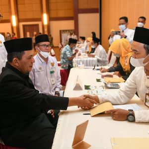 Gubernur Ansar Serahkan Zakat ke BAZNAS Kepri